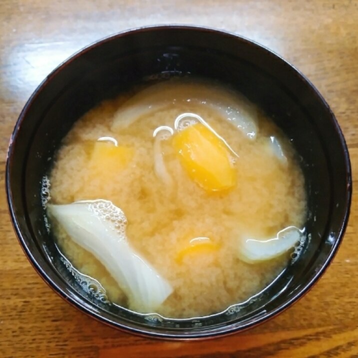 薩摩芋と玉葱の味噌汁